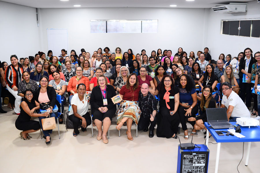 Educadores participam de formação para aumentar alfabetização no ensino público
