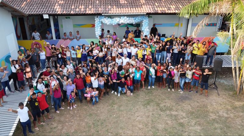'Para a comunidade se sentir vista e em ambiente escolar de novo', ressalta governador na entrega de adaptação para alunos de escola que pegou fogo