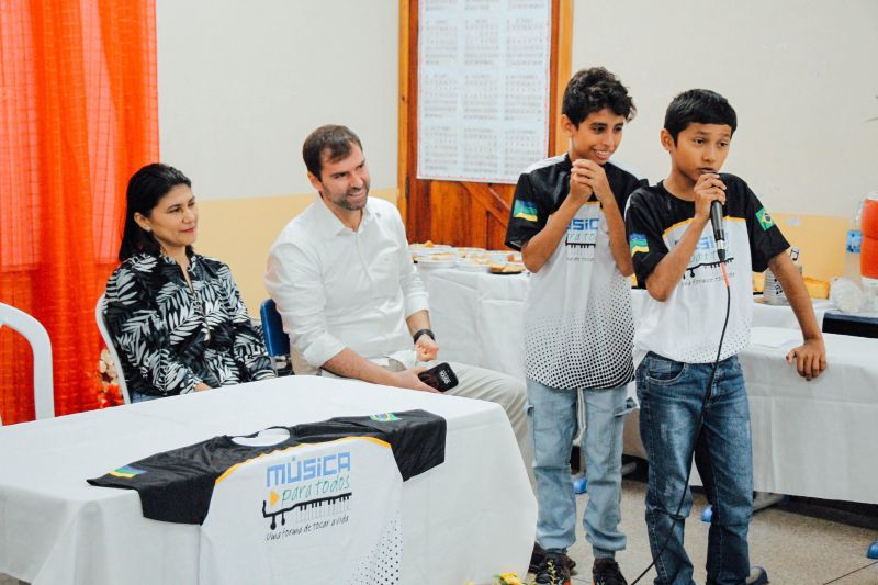 Governo do Amapá entrega uniformes para alunos do projeto social ‘Música para Todos’ na Escola Estadual Josefa Jucileide, em Macapá
