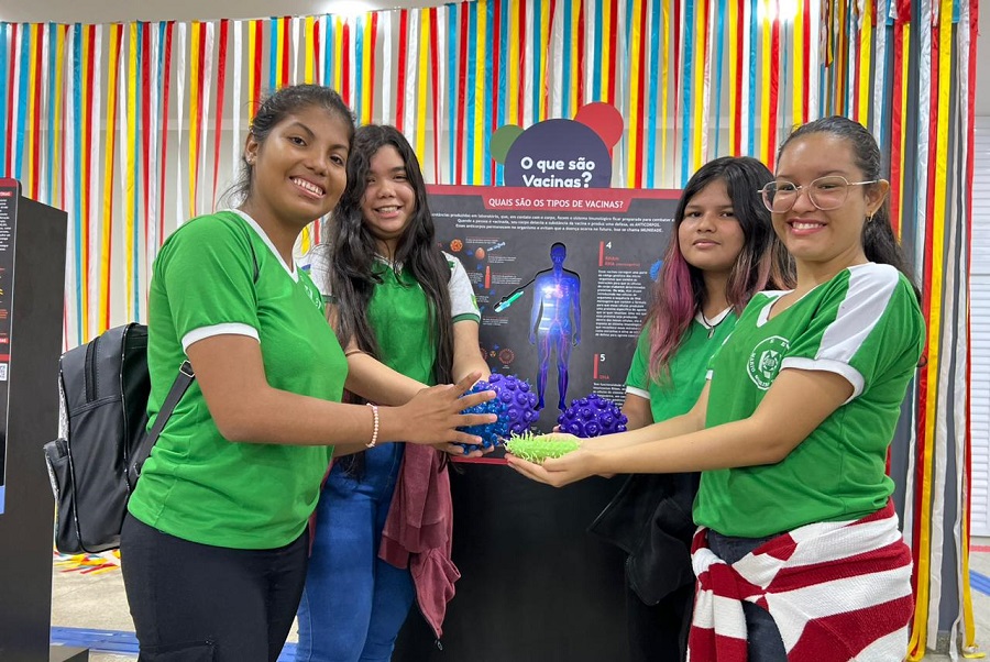 Alunos da rede estadual participam de exposição interativa sobre a importância das vacinas