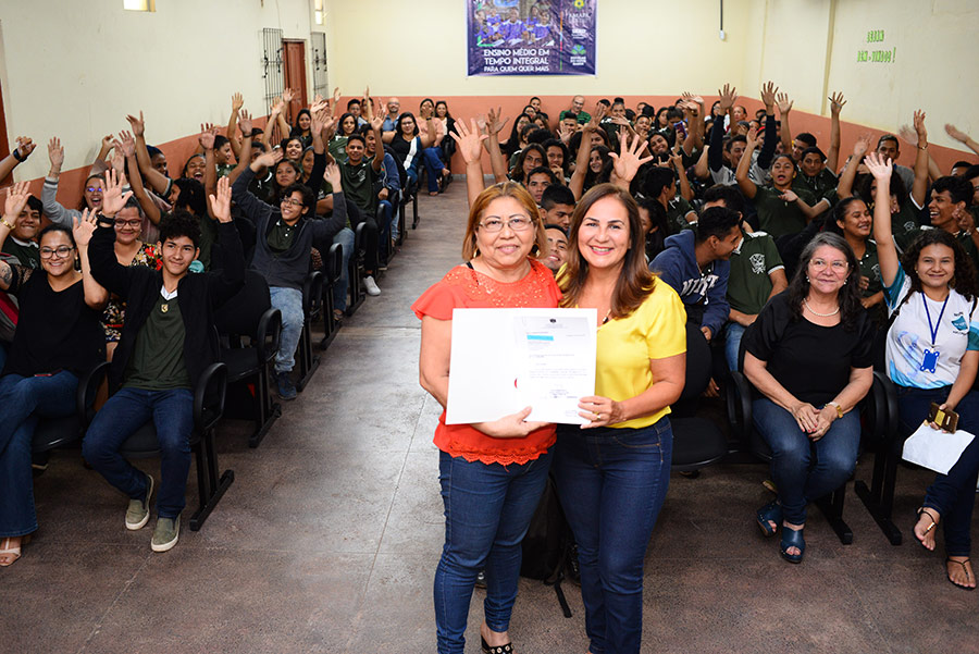 Governo faz entrega simbólica de materiais e equipamentos às escolas de tempo integral