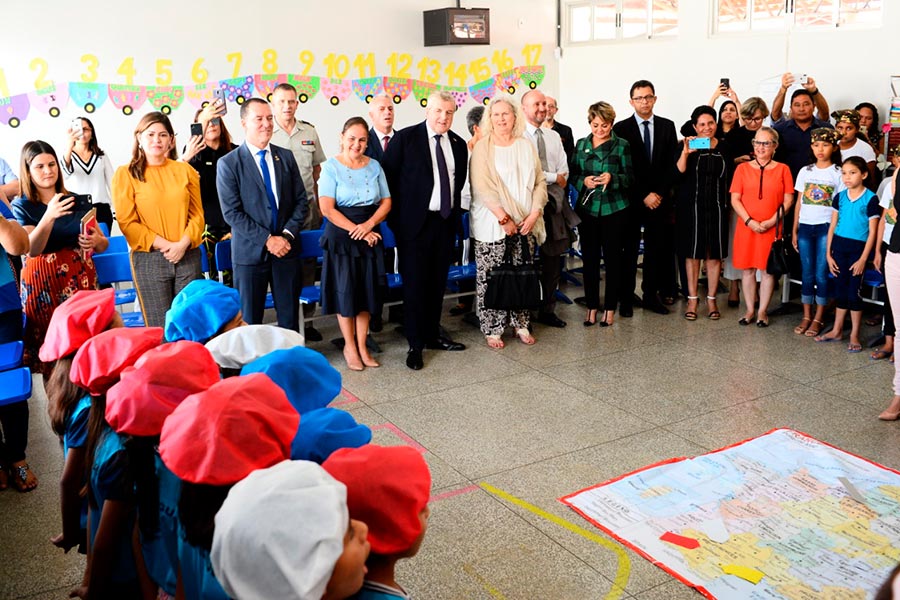 Pronúncia da língua francesa por estudantes de escola bilíngue chama atenção de embaixador