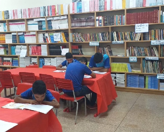Escola Alberto Santos Dumont monta acervo literário apenas com doações