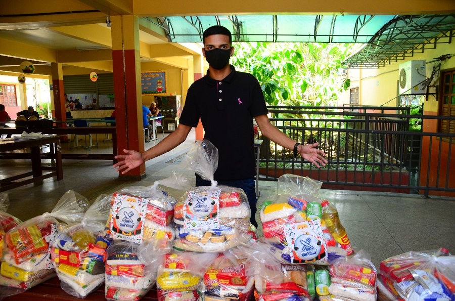 'Saí da escola, mas a escola não saiu de mim', diz voluntário na entrega do Kit Merenda em Casa