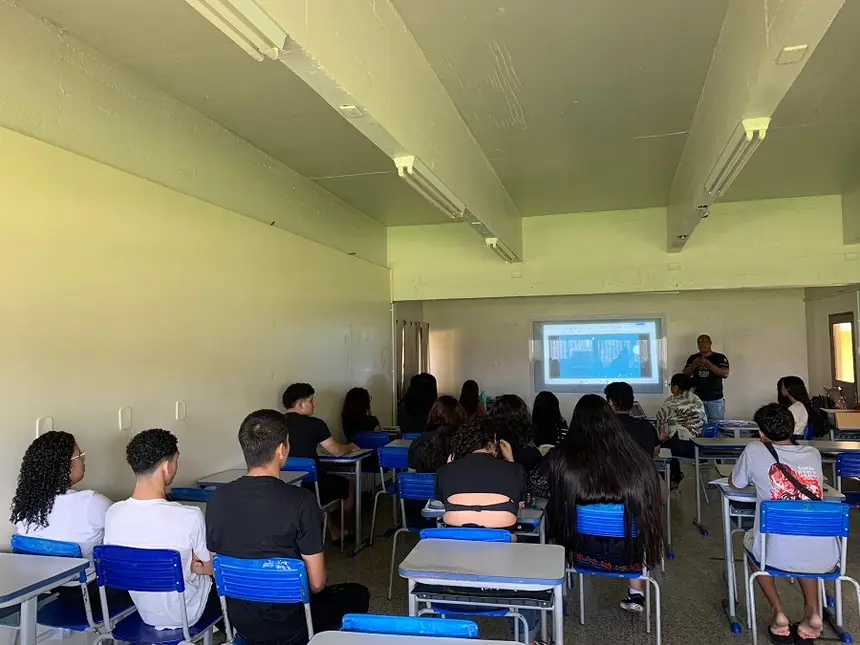 Escola Estadual Tiradentes prepara estudantes para acolhimento de novos alunos durante volta às aulas