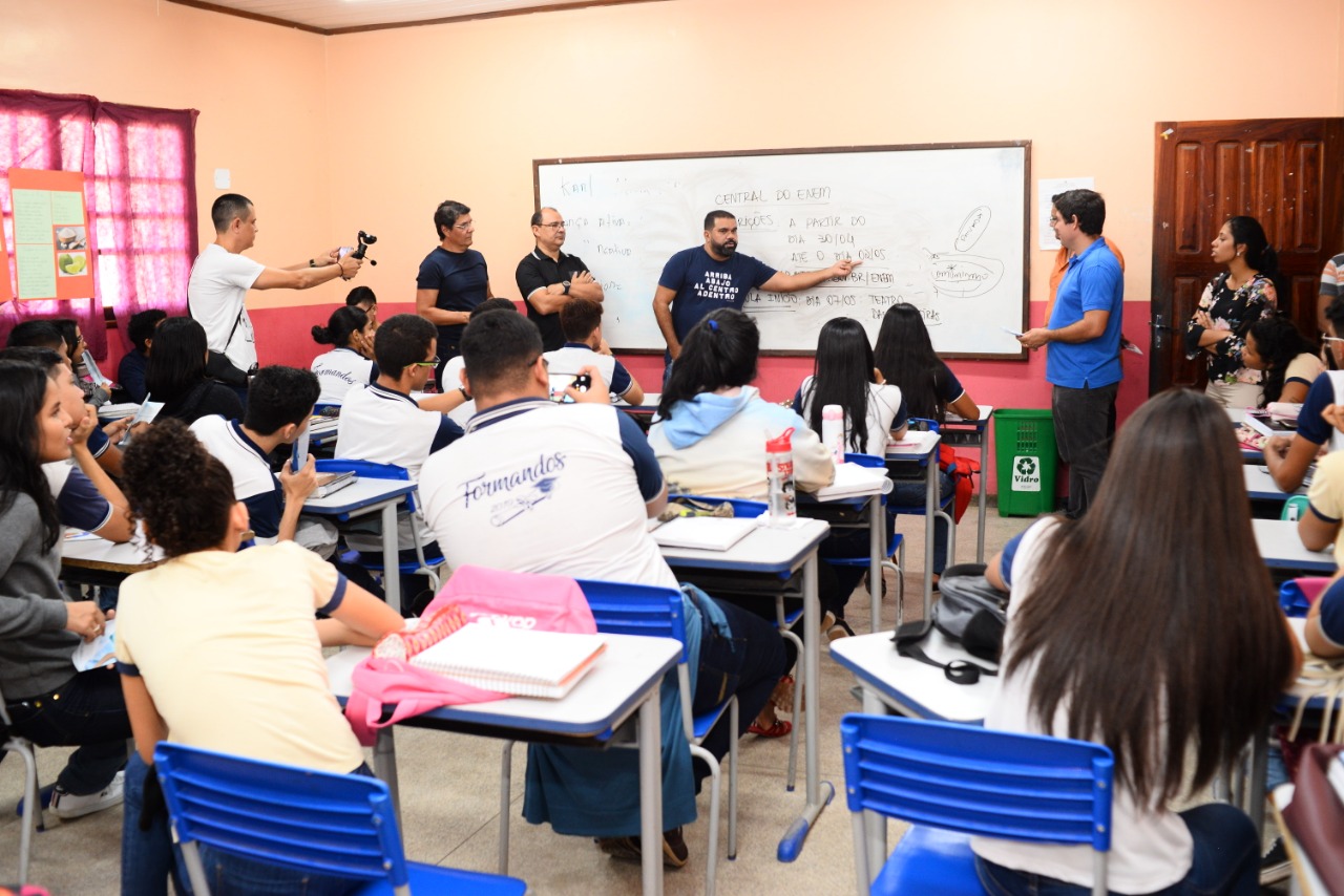 Professores da Central do Enem divulgam cursinho gratuito em escolas estaduais
