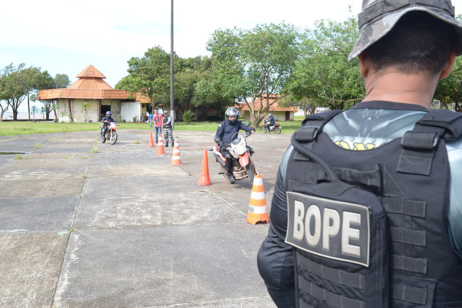 Patrulheiros que fazem rondas nas escolas participam de qualificação com o Bope