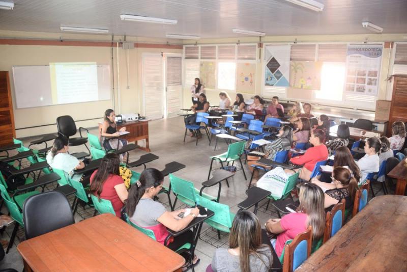 GEA capacita educadores para atuarem em programa que incentiva a conclusão de estudos