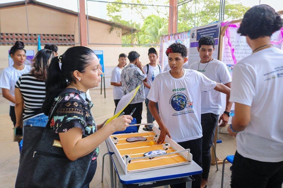 Alunos da Escola Estadual Esther Virgolino realizam mostra científica sobre ecologia e cultura digital