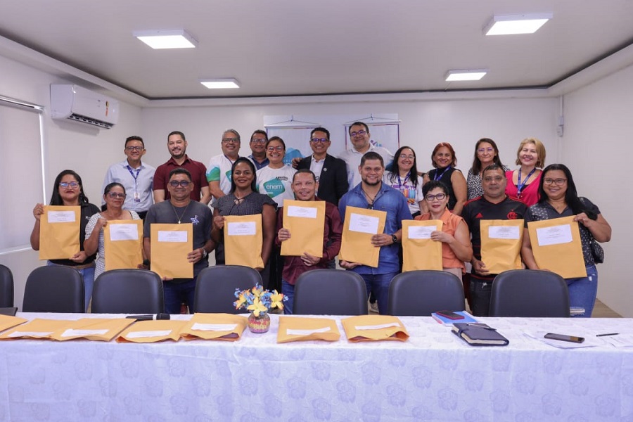Governo do Amapá entrega mais de 700 simulados do Enem para estudantes de escolas da zona rural do estado