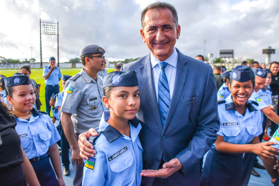 Juramento e entrega de luvas motivam estudantes para novo ano no ensino militar