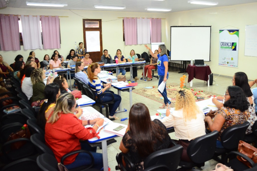 Programa Criança Alfabetizada: governo capacita formadores dos 16 municípios amapaenses