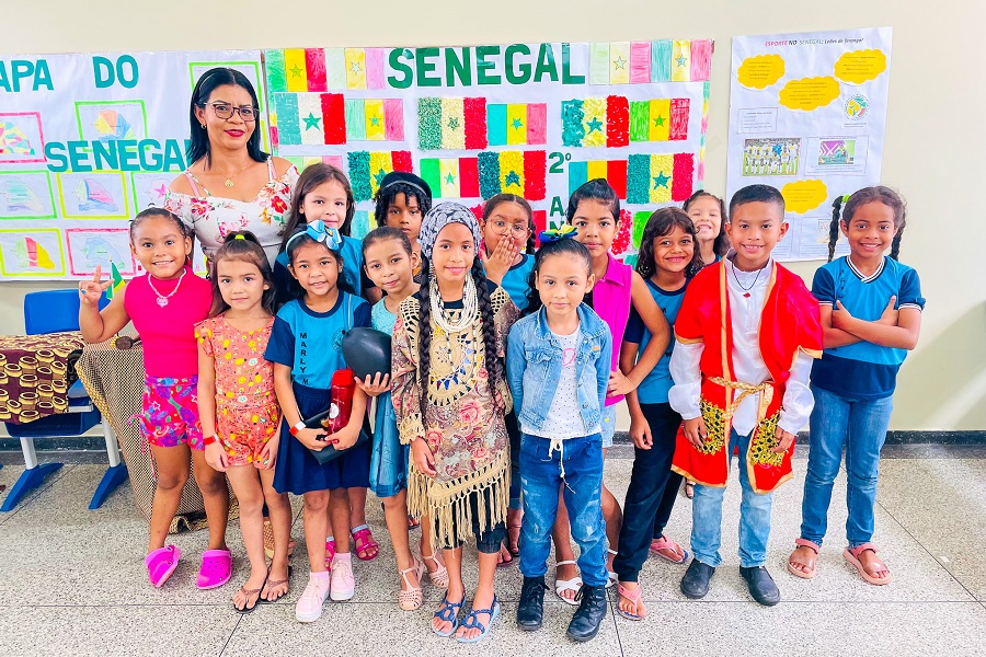 Alunos de escola estadual fazem imersão na cultura de 14 países de língua francesa