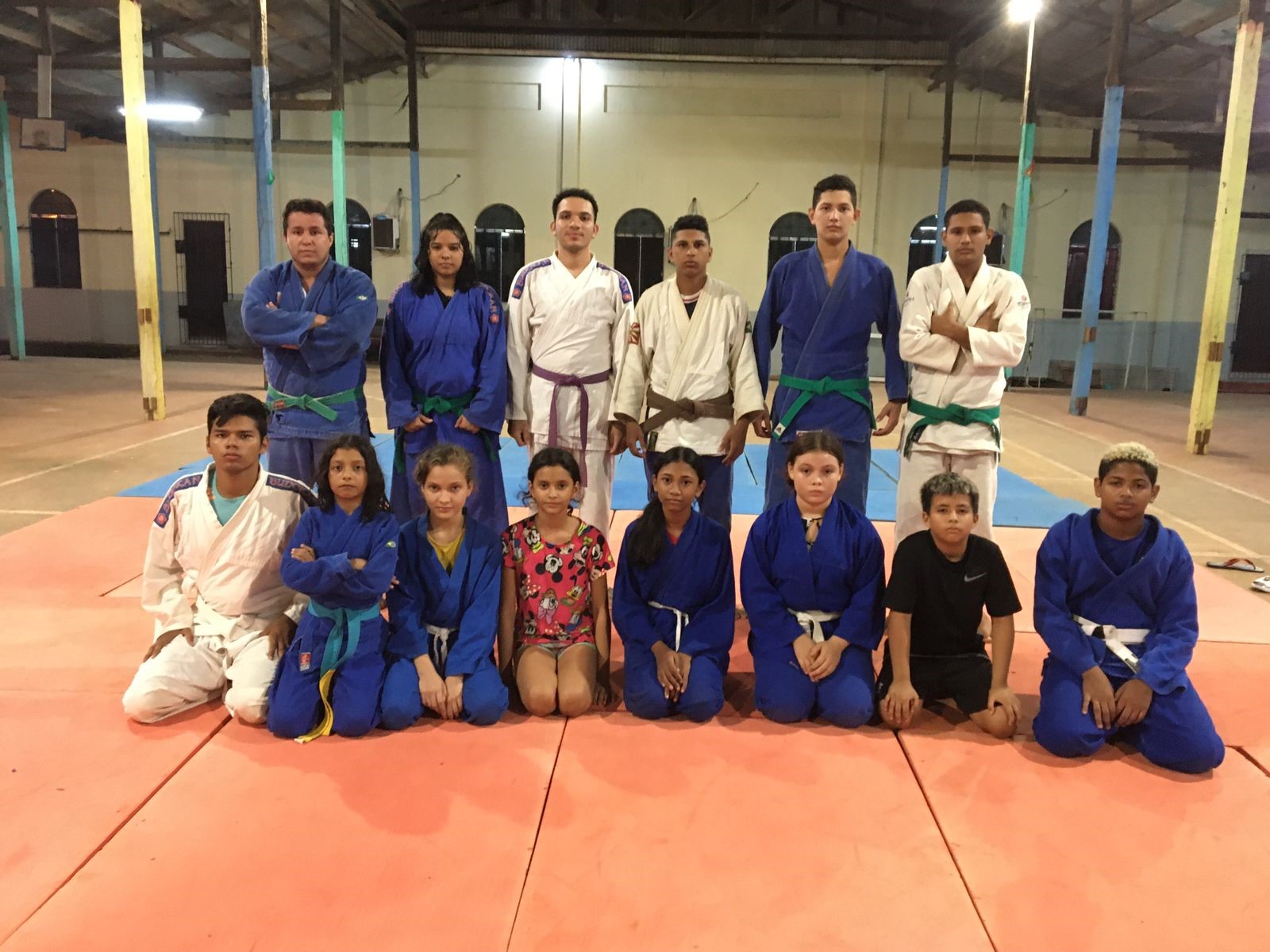Escola estadual incentiva prática esportiva com aulas de judô para alunos e moradores de bairro santanense
