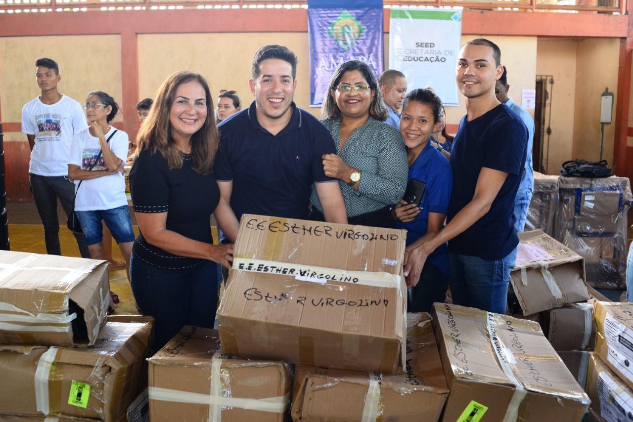 Governo entrega 100 computadores recondicionados para escolas da rede estadual