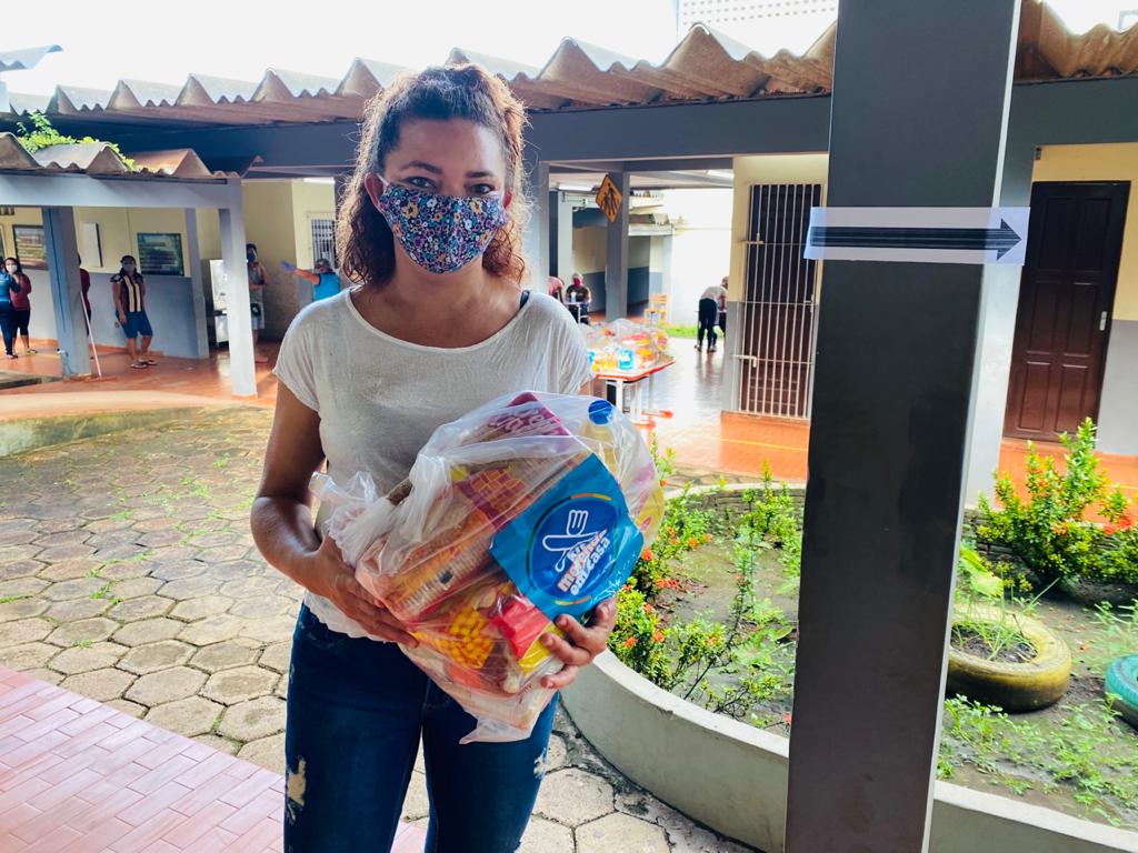 ‘Chegou em boa hora’, diz mãe de estudante que recebeu o Kit Merenda em Casa
