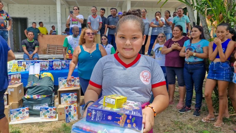 Governo do Amapá entrega 135 kits pedagógicos e brinquedos para estudantes da comunidade ribeirinha Ipixuna Miranda