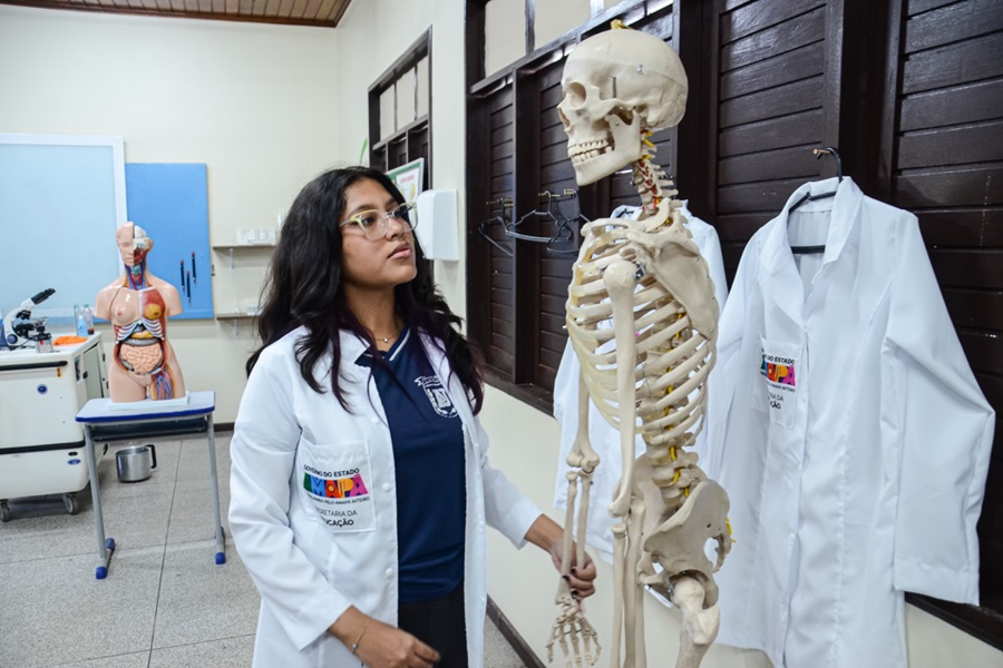 ‘Agora, meu lugar preferido é o laboratório de ciências’, disse aluna sobre revitalização da Escola Estadual Antônio João