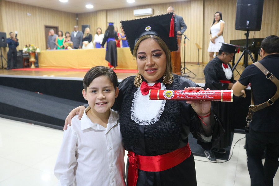 'Fiz por mim, pelo meu filho e por minha família', diz formanda da Educação de Jovens e Adultos