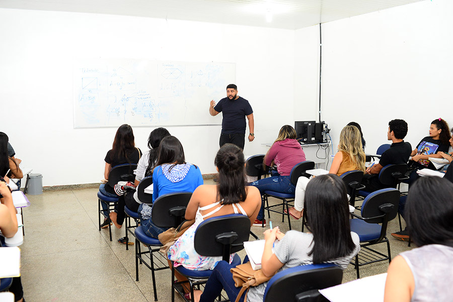 Central do Enem inaugura com aulas de matemática em Santana