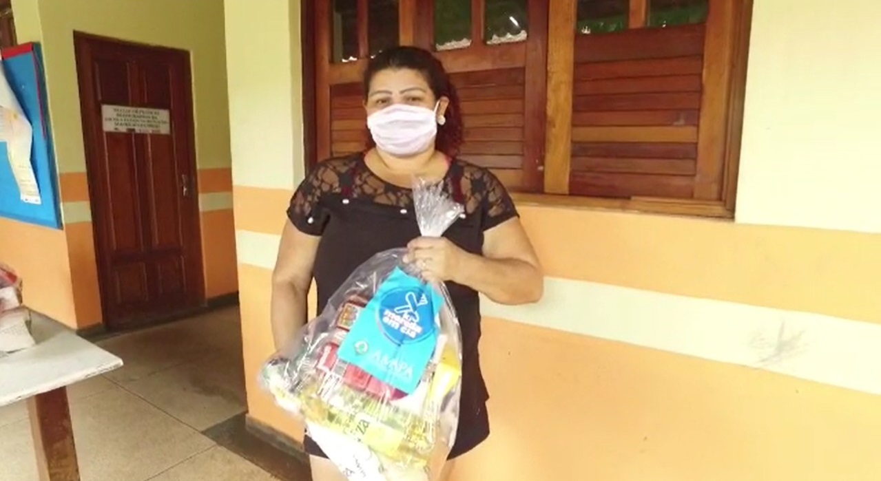 ‘Sabemos da dificuldade que é colocar alimentos na mesa’, diz mãe ao receber Kits Merenda em Casa