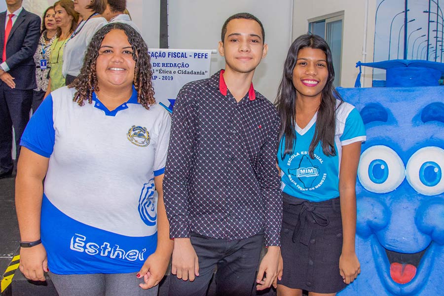 Estudantes são premiados em concurso de redação sobre educação fiscal