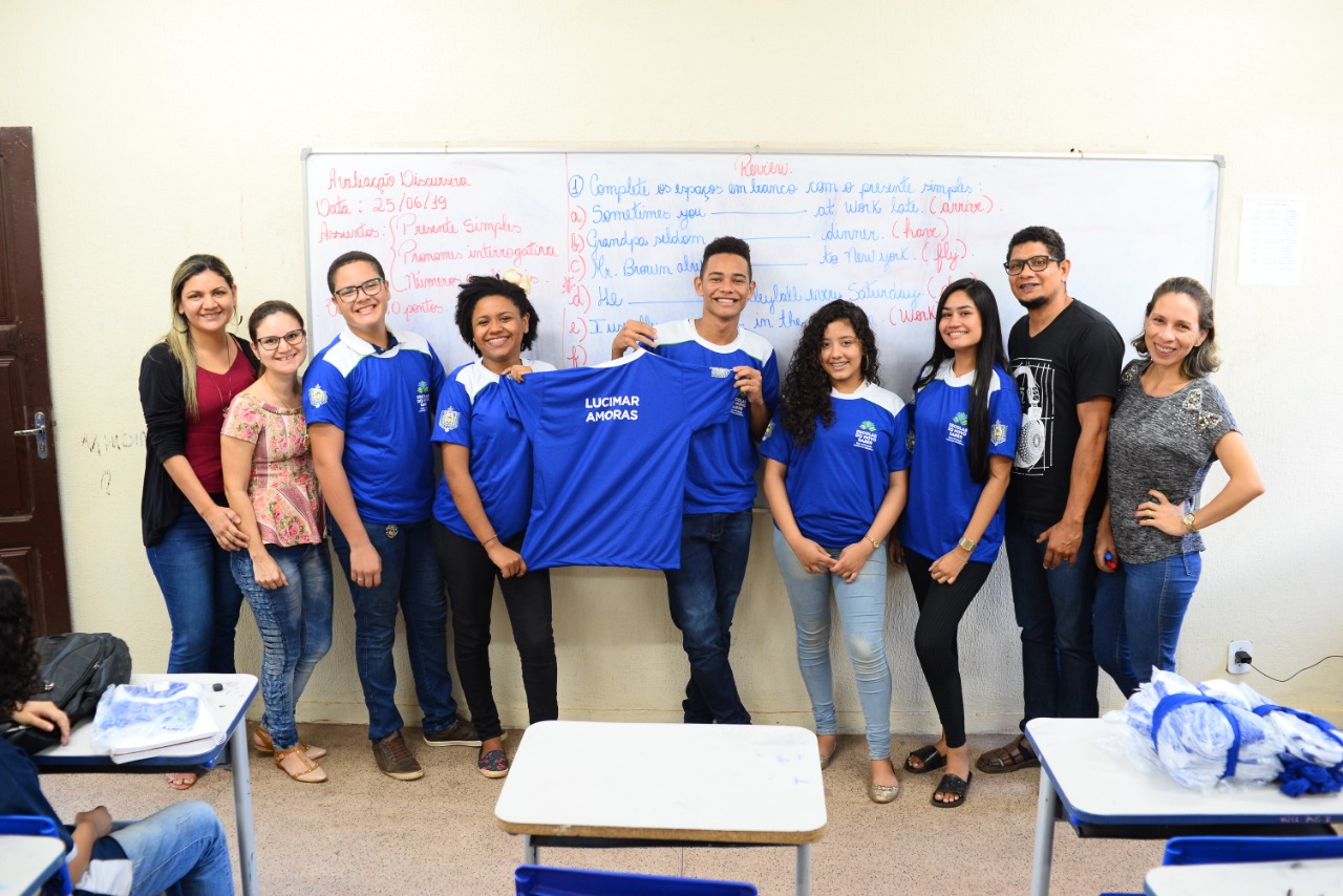 Governo entrega uniformes para estudantes das novas escolas de tempo integral