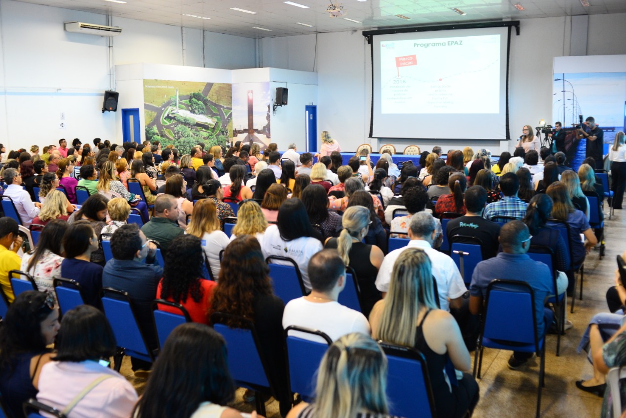 Professores conhecem programa que busca paz nas escolas