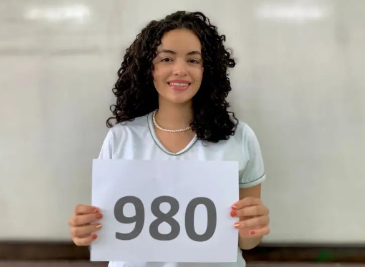 'Nunca desista de si’, diz estudante da Escola Gabriel Almeida Café que obteve nota 980 na redação do Enem