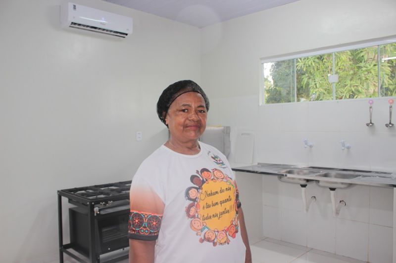 'Posso fazer o meu trabalho ainda com mais amor', celebra merendeira da Escola Antônio Figueiredo entregue pelo Governo do Estado, em Macapá