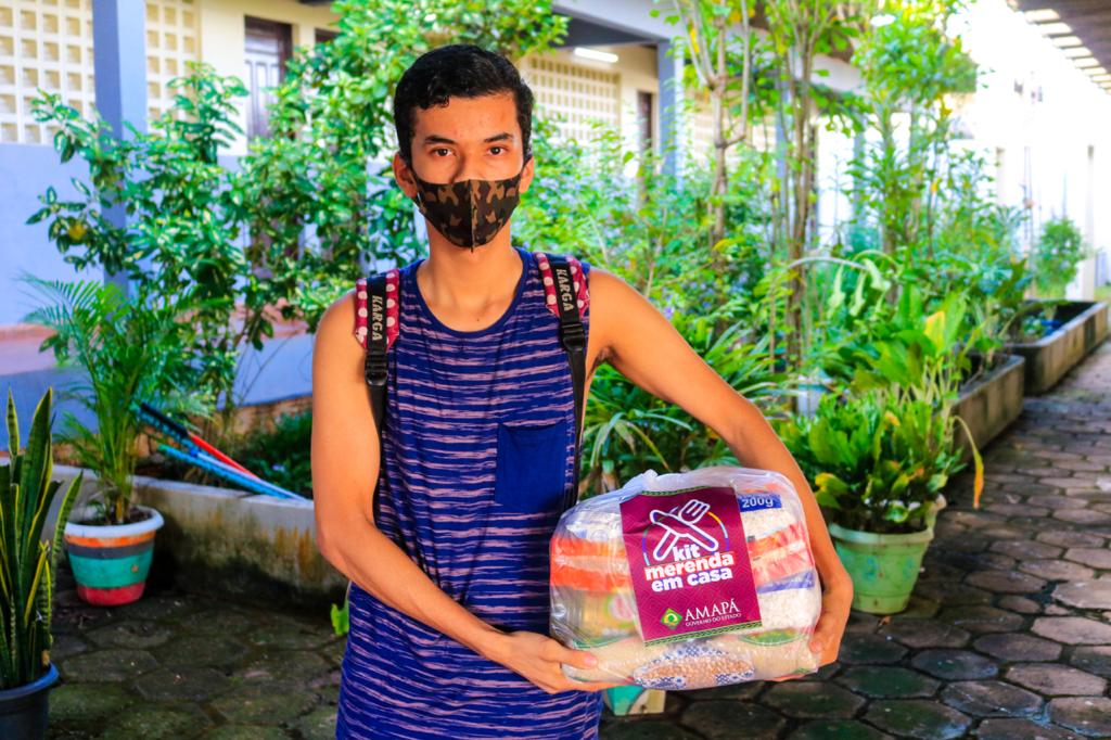 “É sempre muito bom contar com esses alimentos, pois ajuda na economia familiar”, diz estudante ao receber kit merenda