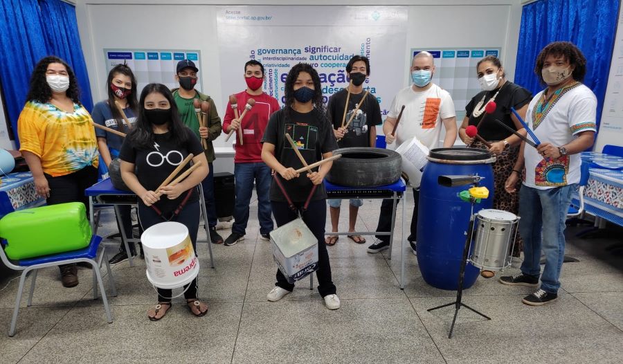 Escola da rede estadual ensina música para estudantes utilizando materiais recicláveis