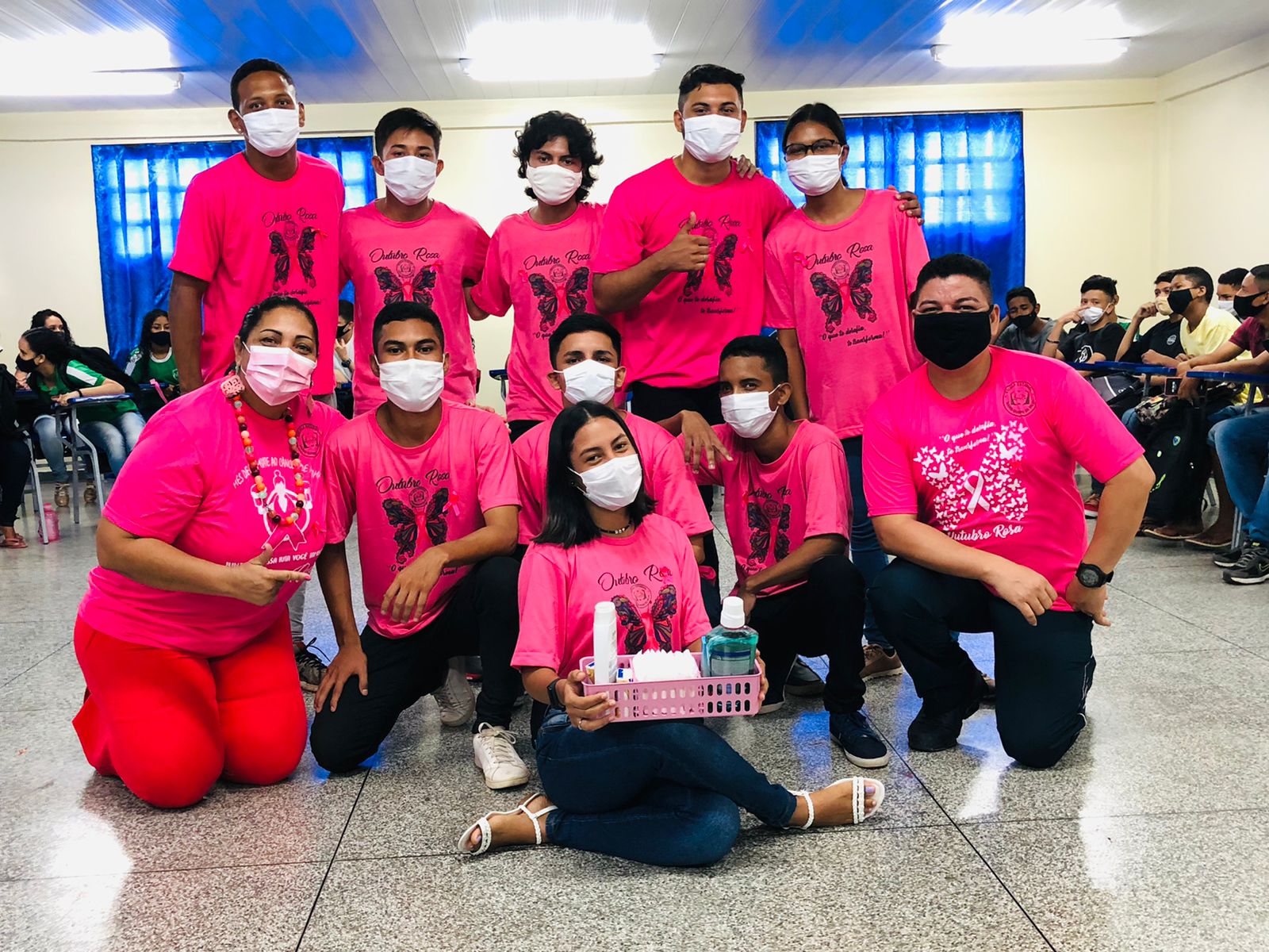 Outubro Rosa: escola implanta totens com kits de higiene nos banheiros femininos