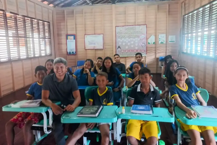 Professor do Amapá leva ensino de francês para estudantes do Bailique e se torna destaque nacional