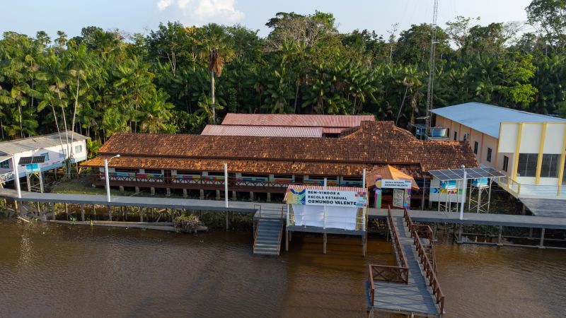 Comunidades ribeirinhas da Vila Maranata ganham escola com painéis solares e internet, em Mazagão