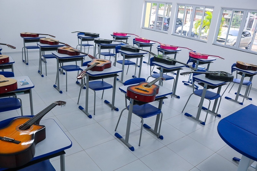 Governo do Amapá oferece cursos de violão e língua francesa no Centro Bi Trindade, em Santana