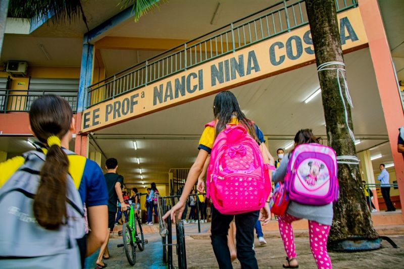 Professores e alunos apresentam projeto que valoriza raízes amapaenses na Escola Estadual Prof.ª Nancy Nina da Costa, em Macapá