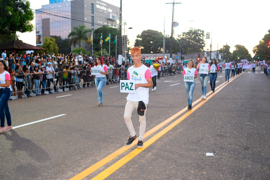 Em desfile cívico, estudantes enfatizam valorização da vida