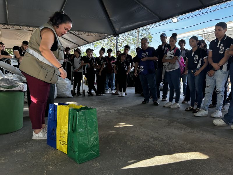 Estudantes da rede pública visitam estande de coleta seletiva e aprendem sobre sustentabilidade na 53ª Expofeira do Amapá