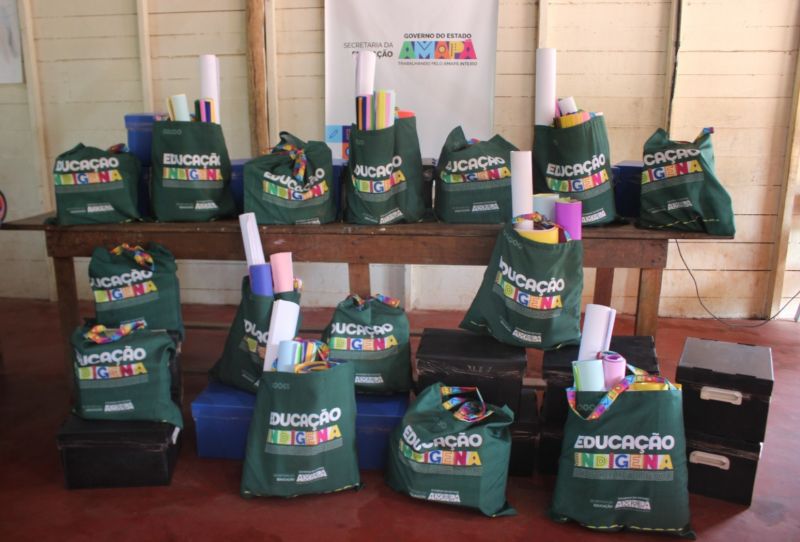 Governo do Amapá entrega kits pedagógicos para escolas indígenas do território Wajãpi
