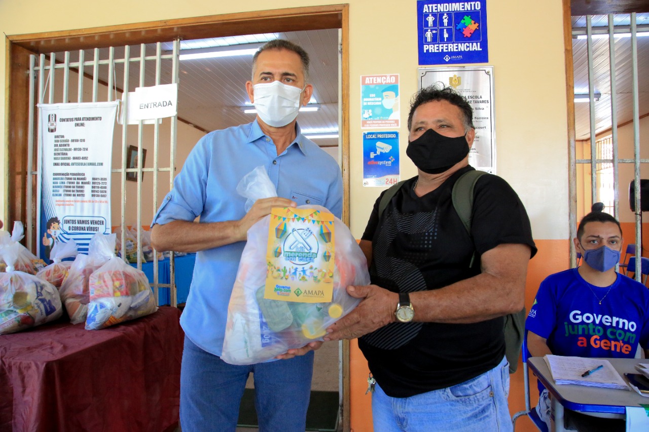 Governador participa de entrega de cestas do Programa Merenda em Casa, em Macapá