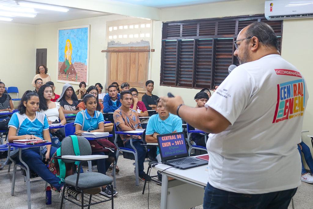 Mais de 2 mil estudantes da rede estadual dão início à maratona de aulas da Central do Enem