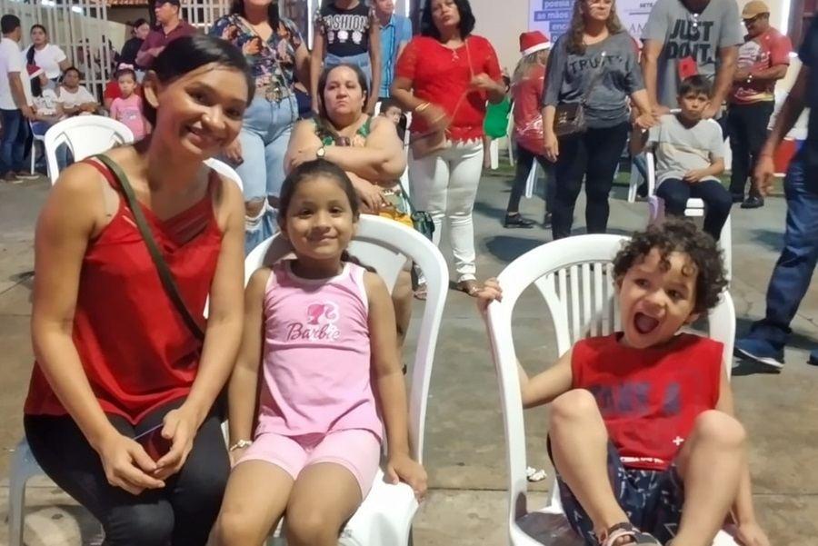 ‘É um momento que faz a gente pensar em dias melhores’, conta mãe ao assistir Cantata Natalina das Escolas Estaduais, em Macapá