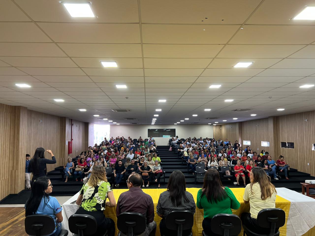 Governo do Amapá reúne mais de 200 profissionais da educação para compartilhar experiências sobre práticas inclusivas
