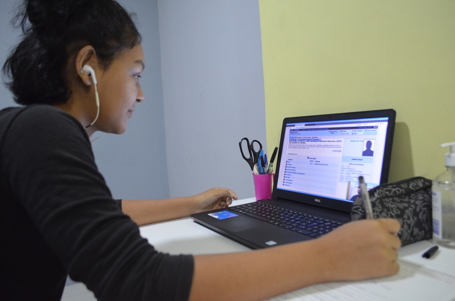 ‘A plataforma nos liga à escola de uma forma simples e acessível’, diz aluna sobre Escola Virtual