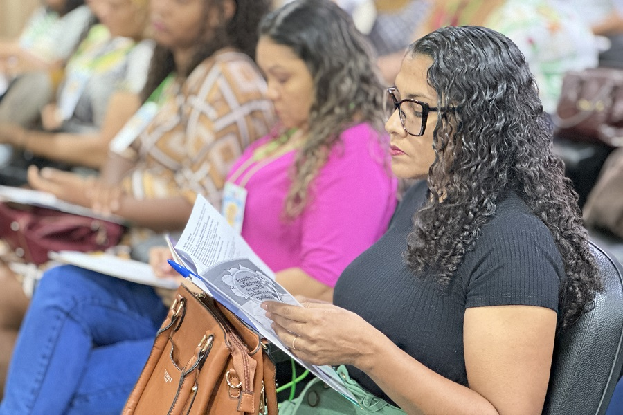 Governo do Amapá debate políticas de fortalecimento da Eja com gestores de escolas estaduais, em Macapá 