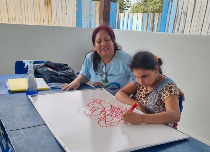 'Felicidade em dar aulas em um ambiente compatível’, diz professora do Atendimento Especializado de escola reconstruída pelo Governo do Estado