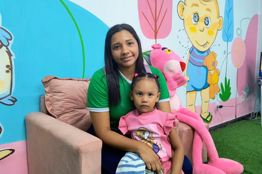 ‘Aqui eu fico despreocupada, sei que ela vai brincar e escrever’, diz mãe e aluna beneficiada com sala de acolhimento do ‘Crescendo Juntos’