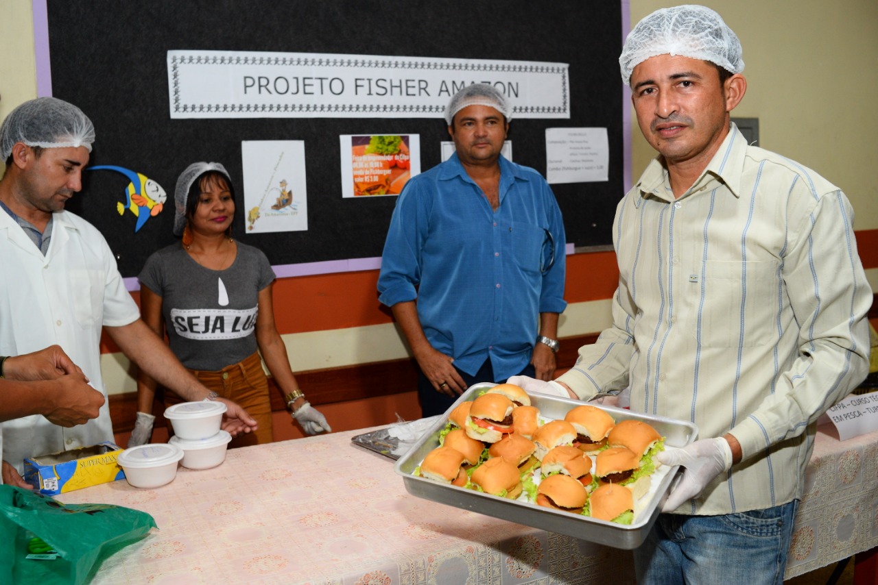 Escola de Pesca realiza feira de empreendedorismo com venda de orgânicos e recicláveis