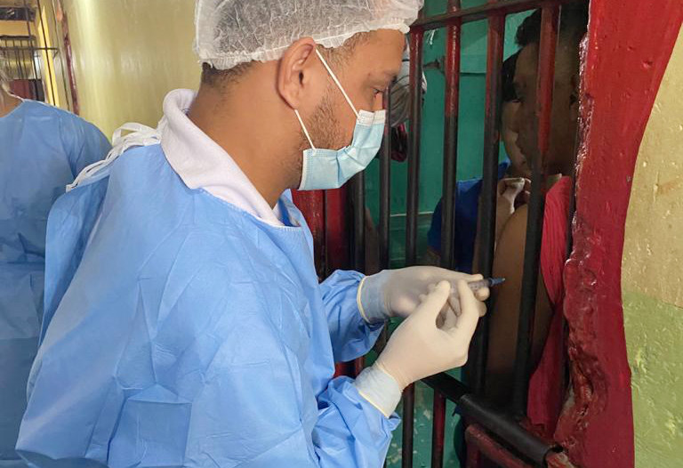 Vacinação imuniza detentos e servidores do IAPEN contra a Influenza